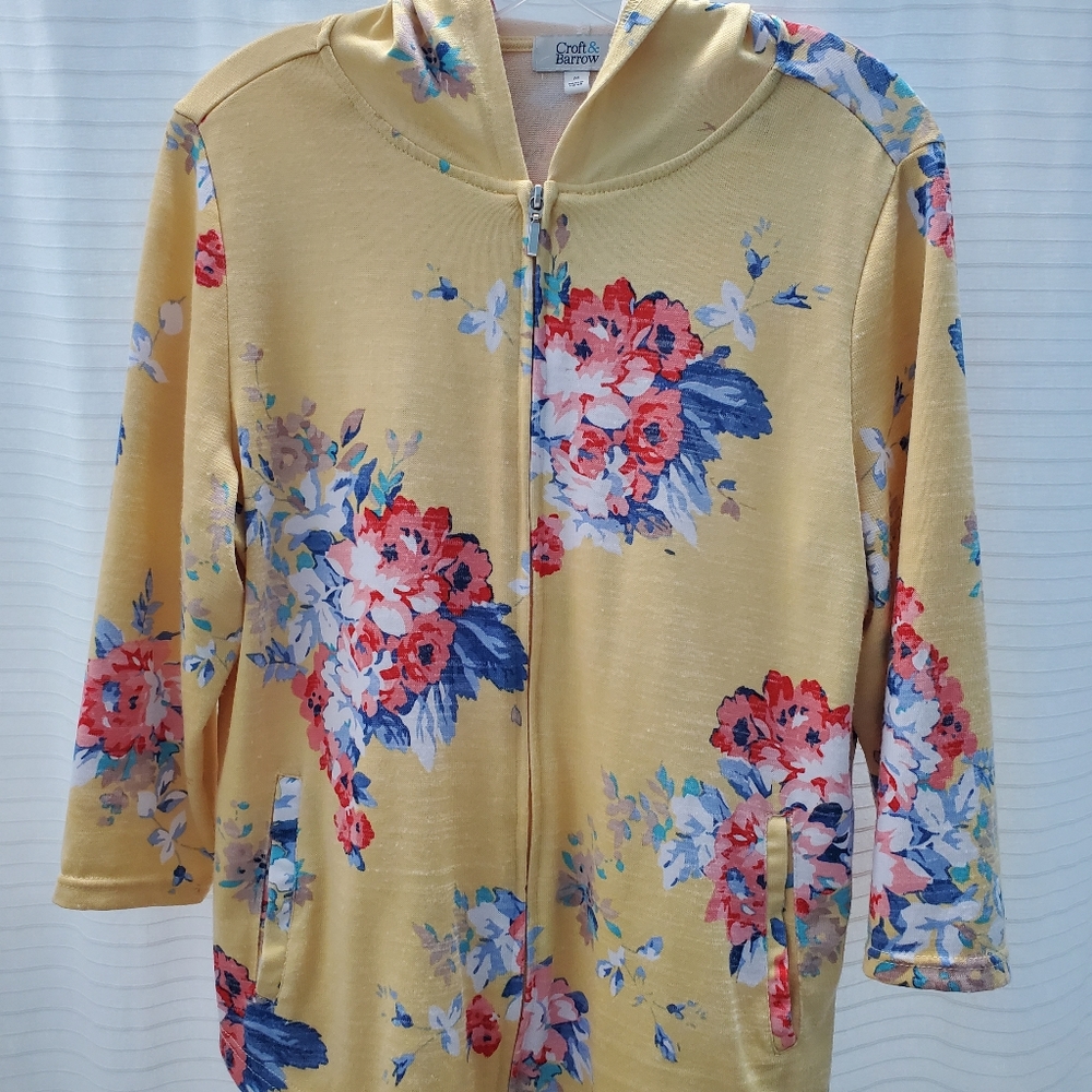 Croft & Barrow: med.3/4 sleeve zip up sweater; hooded; multicolored